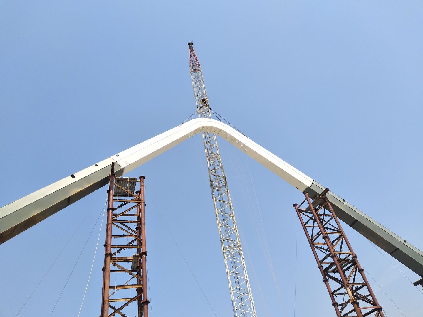 紫荊路跨龍王港河橋順利完成主拱合龍！